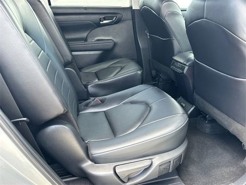 Certified 2024 Toyota Highlander XLE image 13