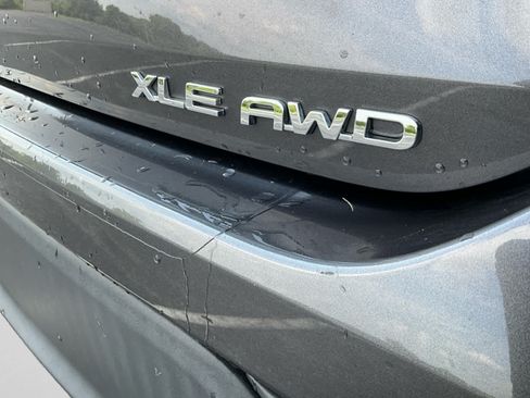 Used 2021 Toyota Highlander XLE AWD/4WD image 17
