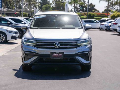 Used 2023 Volkswagen Tiguan SE w/ Panoramic Sunroof Package FWD image 2