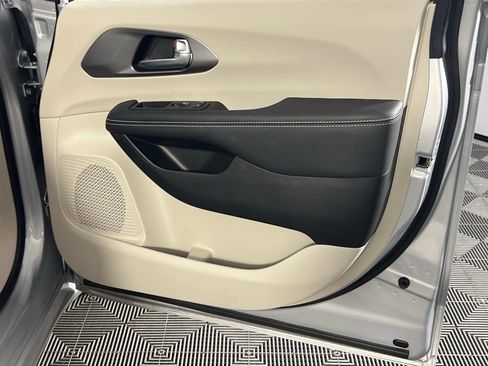 Used 2023 Chrysler Pacifica Touring-L w/ Uconnect Theater Family Group image 29