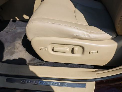 Used 2013 Toyota Highlander Limited image 25