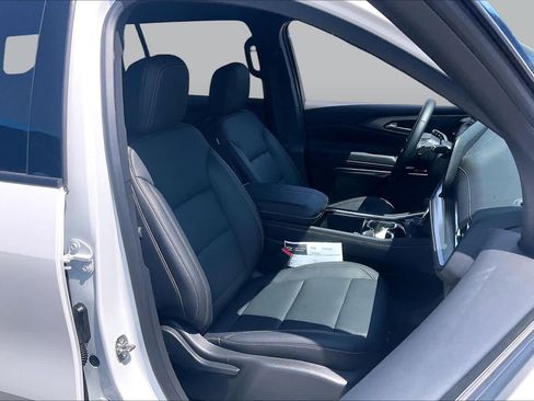 Used 2026 Chevrolet Traverse LT FWD image 8