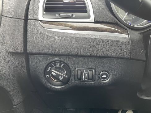 Used 2017 Chrysler 300 C image 37