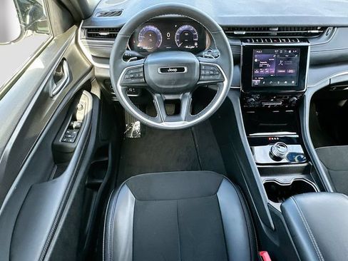 Used 2025 Jeep Grand Cherokee Altitude RWD image 22