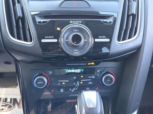 Used 2018 Ford Focus Titanium FWD image 22