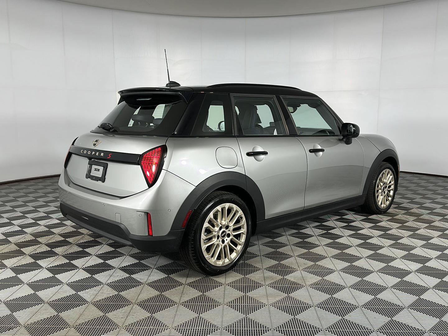 Used 2026 MINI Cooper 2-Door Hardtop FWD image 17