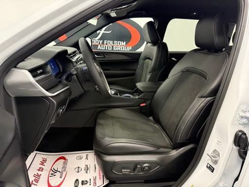 New 2025 Jeep Grand Cherokee Altitude image 12