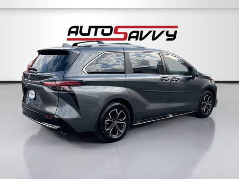 Used 2025 Toyota Sienna Platinum AWD/4WD image 7