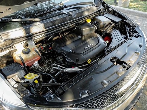 Used 2019 Chrysler Pacifica Touring-L image 59