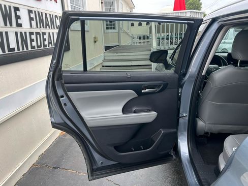 Used 2023 Toyota Highlander XLE AWD/4WD image 26