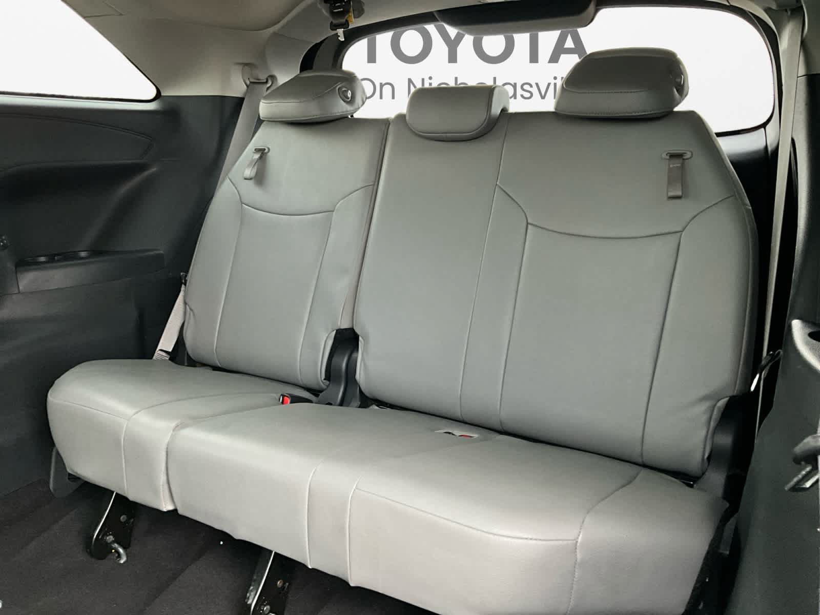 Used 2025 Toyota Sienna XLE FWD image 23