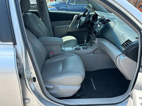 Used 2013 Toyota Highlander FWD image 4