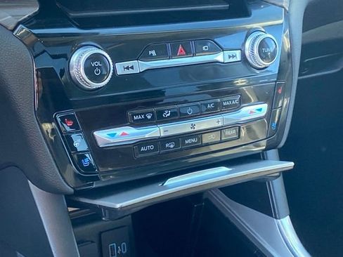 Used 2022 Ford Explorer Limited image 12