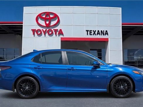 Used 2025 Toyota Camry SE image 4