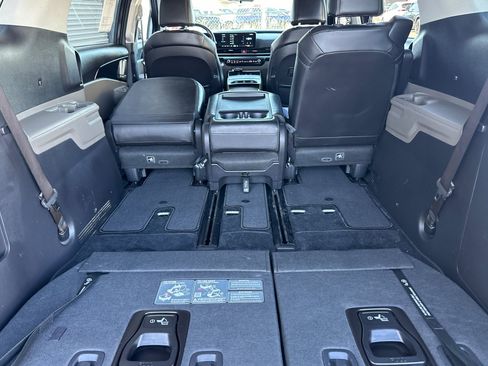 Used 2025 Kia Carnival FWD image 17