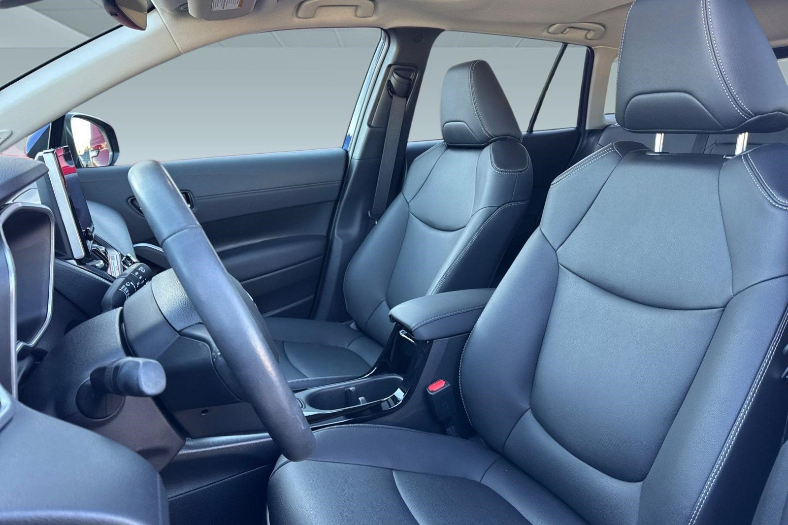 Used 2023 Toyota Corolla Cross XLE w/ Convenience Package FWD image 5