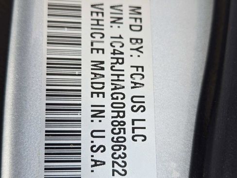 Used 2024 Jeep Grand Cherokee Altitude image 39