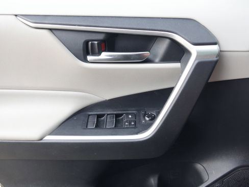 Used 2019 Toyota RAV4 XLE Premium FWD image 12