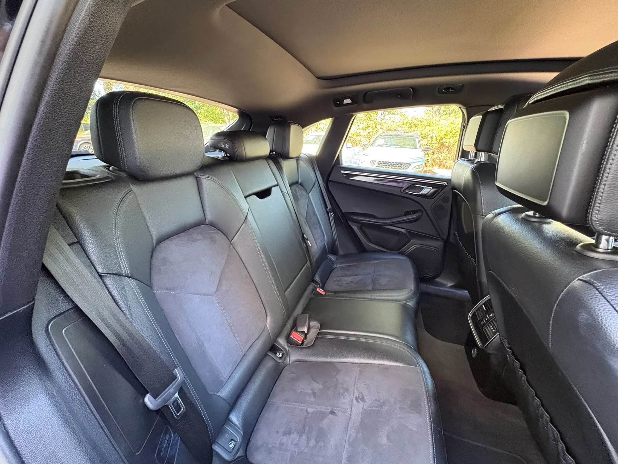 Used 2018 Porsche Macan AWD/4WD image 14