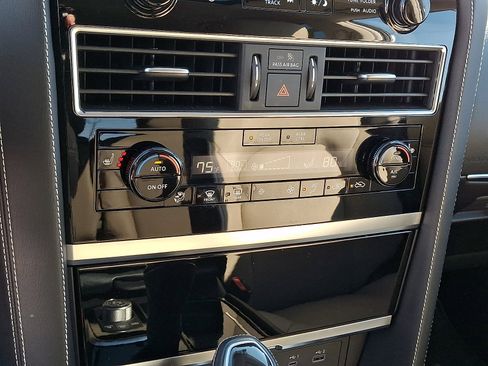 Certified 2024 INFINITI QX80 Premium Select w/ All-Season Package image 17