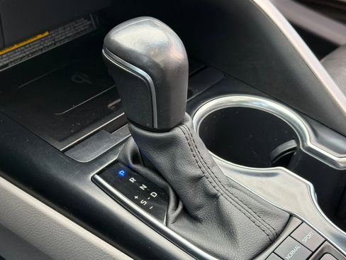 Used 2020 Toyota Camry XLE image 18