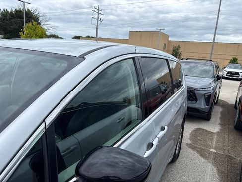 Used 2024 Chrysler Pacifica Touring-L FWD image 17