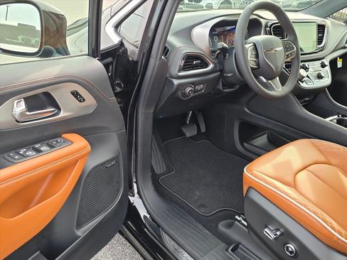 New 2026 Chrysler Pacifica Pinnacle w/ Trailer Tow Group image 4