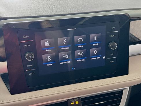 Used 2025 Volkswagen Taos SE image 16