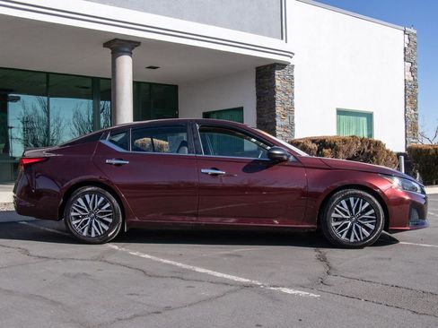 Used 2024 Nissan Altima 2.5 SV image 8