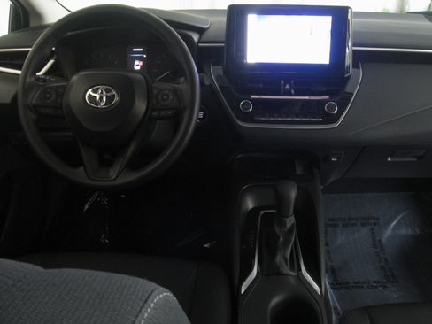 Used 2025 Toyota Corolla LE image 2