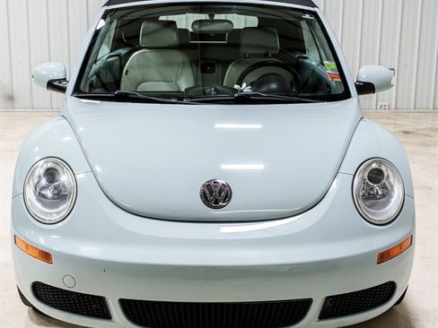 Used 2010 Volkswagen Beetle Convertible image 19