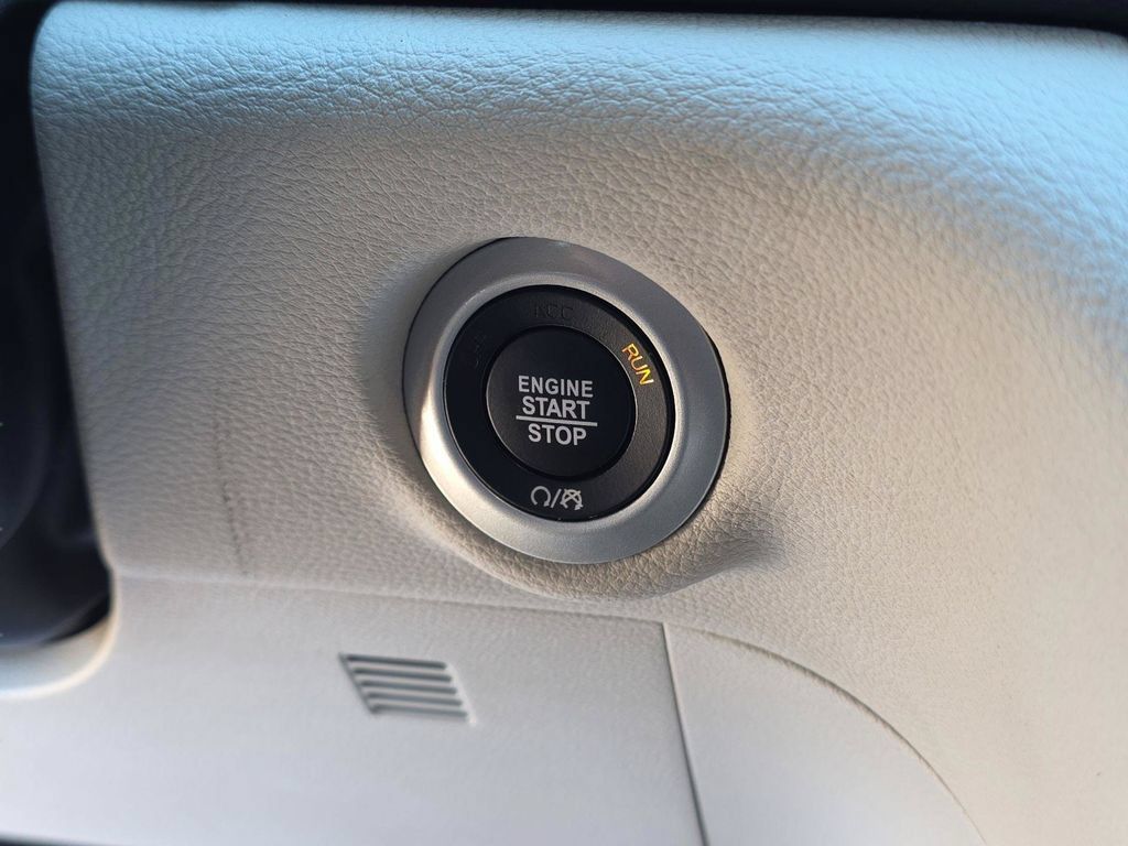 Used 2024 Chrysler Pacifica Limited FWD image 38