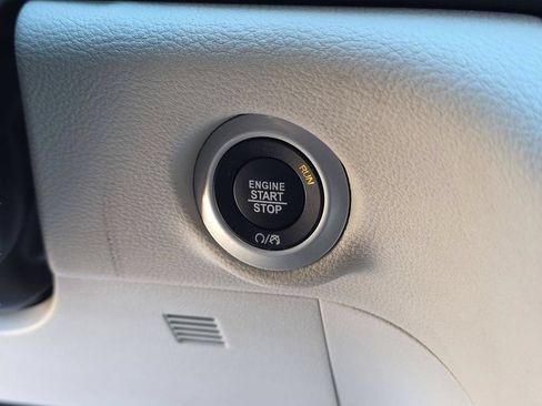 Used 2024 Chrysler Pacifica Limited FWD image 38