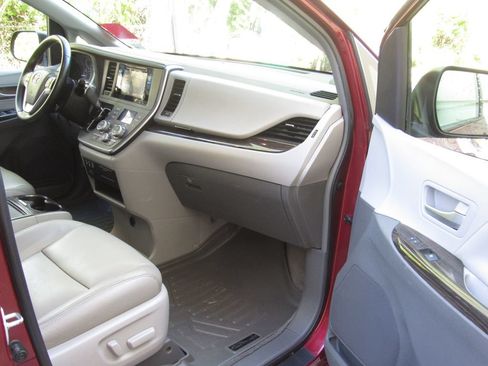 Used 2015 Toyota Sienna XLE w/ XLE Navigation Package AWD/4WD image 18