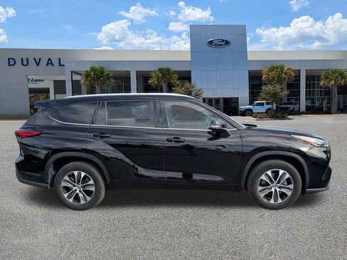 Used 2022 Toyota Highlander XLE image 3
