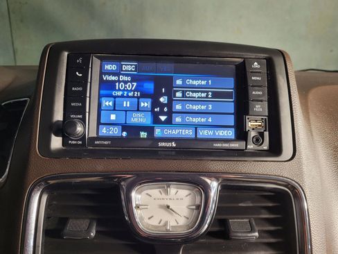 Used 2016 Chrysler Town & Country Touring image 25