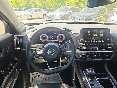Used 2024 Nissan Pathfinder Platinum AWD/4WD image 18