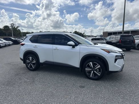 Used 2024 Nissan Rogue SL FWD image 2