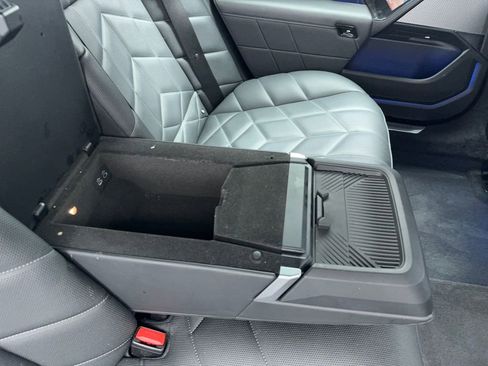 Used 2025 BMW 740i w/ Premium Package image 46