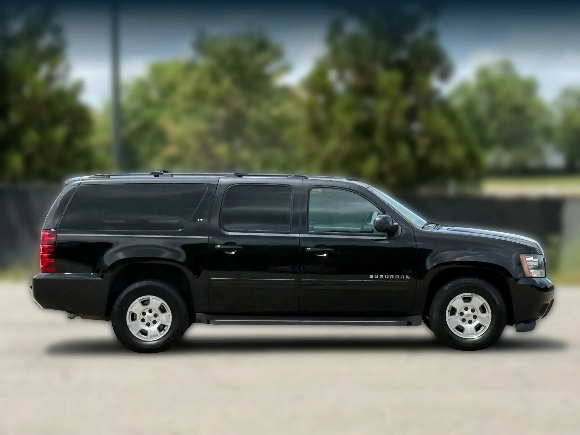 Used 2014 Chevrolet Suburban LT RWD image 7
