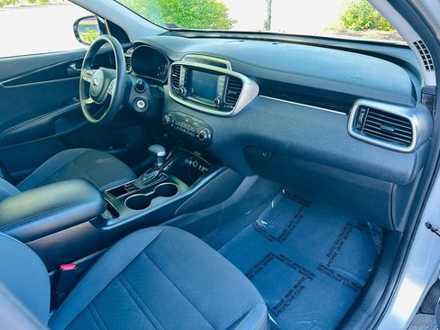 Used 2020 Kia Sorento LX FWD image 10