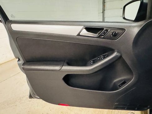 Used 2012 Volkswagen Jetta SEL FWD image 16