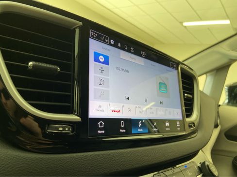 Used 2024 Chrysler Pacifica Touring-L image 27