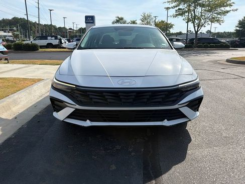 Used 2025 Hyundai Elantra SEL FWD image 3