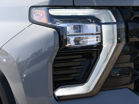 Used 2025 Chevrolet Silverado 2500 ZR2 w/ Technology Package image 12