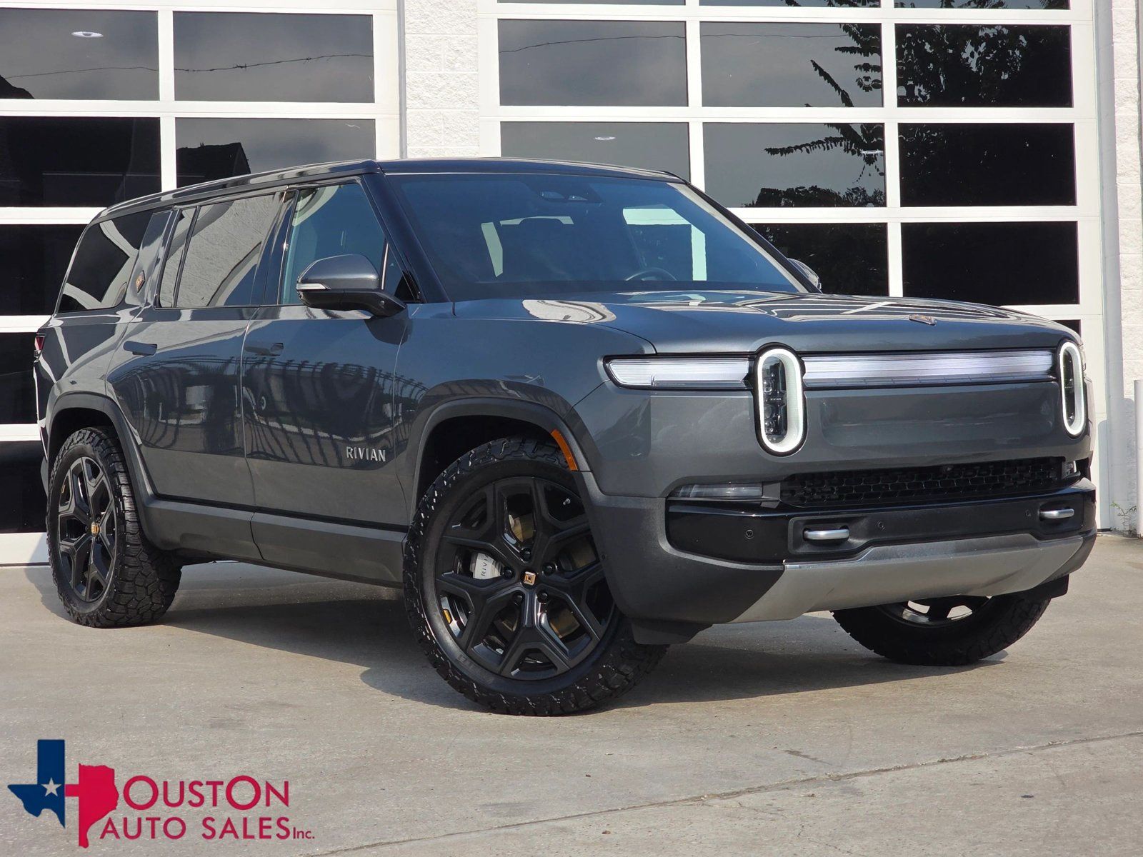 Used 2025 Rivian R1S Adventure Dual AWD/4WD image 1