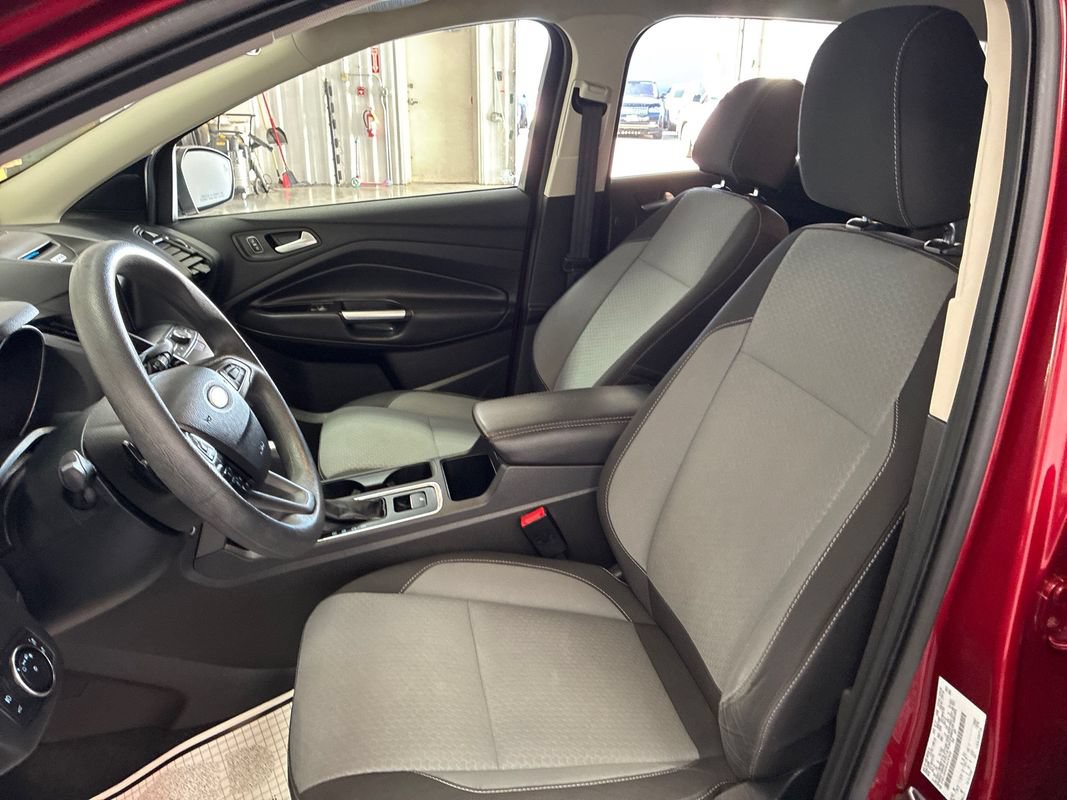 Used 2017 Ford Escape SE w/ Equipment Group 201A AWD/4WD image 9