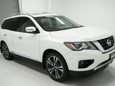 Used 2017 Nissan Pathfinder Platinum image 3