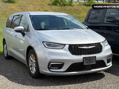 Used 2023 Chrysler Pacifica Touring-L FWD image 1