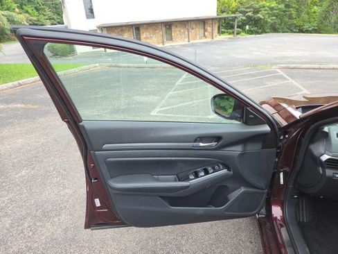 Used 2025 Nissan Altima 2.5 SL FWD image 12